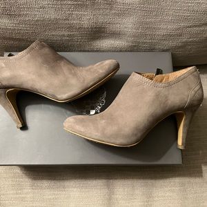 Grey suede Vince Camuto “Vala” bootie 8.5